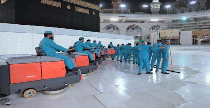 Masjid Al Haram ko mu-attar aur Sanitize karne ke liye 3500 afraad ki khidmaat
