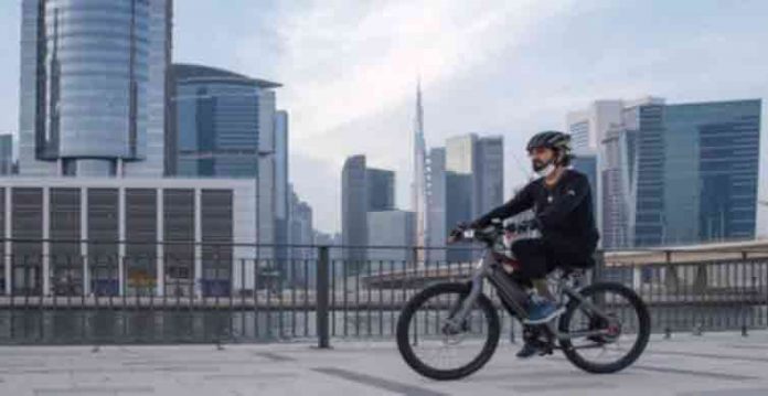 Sheikh Mohammad Bin Rashid Dubai ki sadkon par Cycling