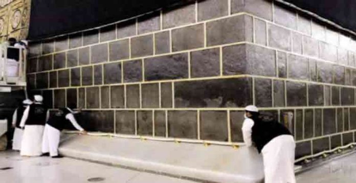 Intizamia ne khanah Kaaba ka ghilaaf neechay utaar diya gaya