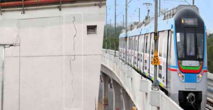 Moosapet Metro Rail Station ki dewaron mein shagaaf