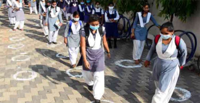 Schools aur Colleges ki 50% amlah ki sath kushadgi ke bawajood kayi sawal baqi