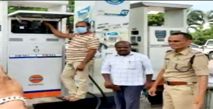 Telangana Andhra aur Karnatak ke petrol pump mein hera pheri 8 afraad giraftar